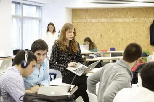 The campus also has small classrooms for courses that allow more personal teacher-student interactions, or for workshops in small groups.