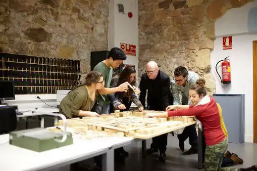 Large study rooms allow students and professors to combine their projects with the drafts created in the laboratory. 