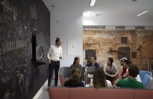 The Media Studio is a rest and study room for students, equipped with chairs, tables and a large wall slate, to allow students to study, share ideas and unleash their creativity. This room takes its name from the ovens of the old convent which are preserved, providing charm to this room where modern technology coexists harmoniously with the past.