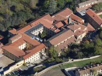 We offer you a complete virtual tour of the Segovia and Madrid campuses where you will spend your next few years of study, regardless of the university program you wish to join. For the Segovia campus, it's here. For the Madrid campus, it's there.